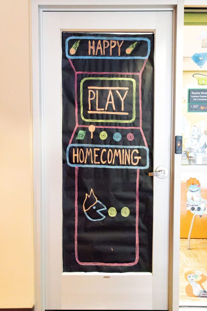Homecoming Door Decoration: An outline of a video game cabinet 'Happy Homecoming' - RHNW 1.007