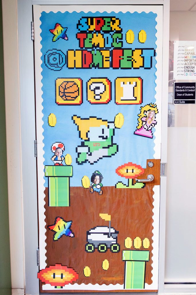 Homecoming Door Decoration: Various characters from Mario Bros. video game 'Super Temoc Homefest' - SSB 4.400